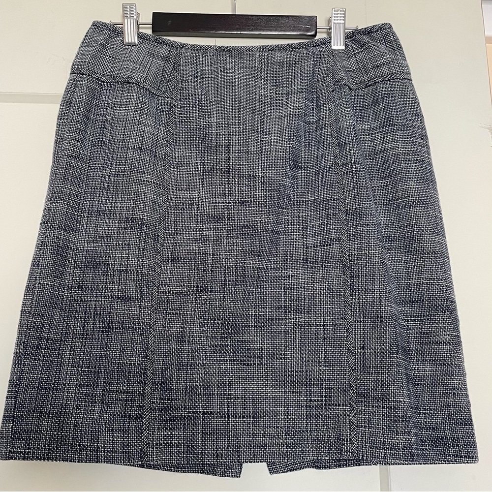 Banana Republic skirt size 6, tweed blue and white